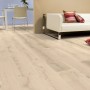 Heller Masterfloor Laminatboden Native Oak im Wohnraum mit Sofa und Esstisch.