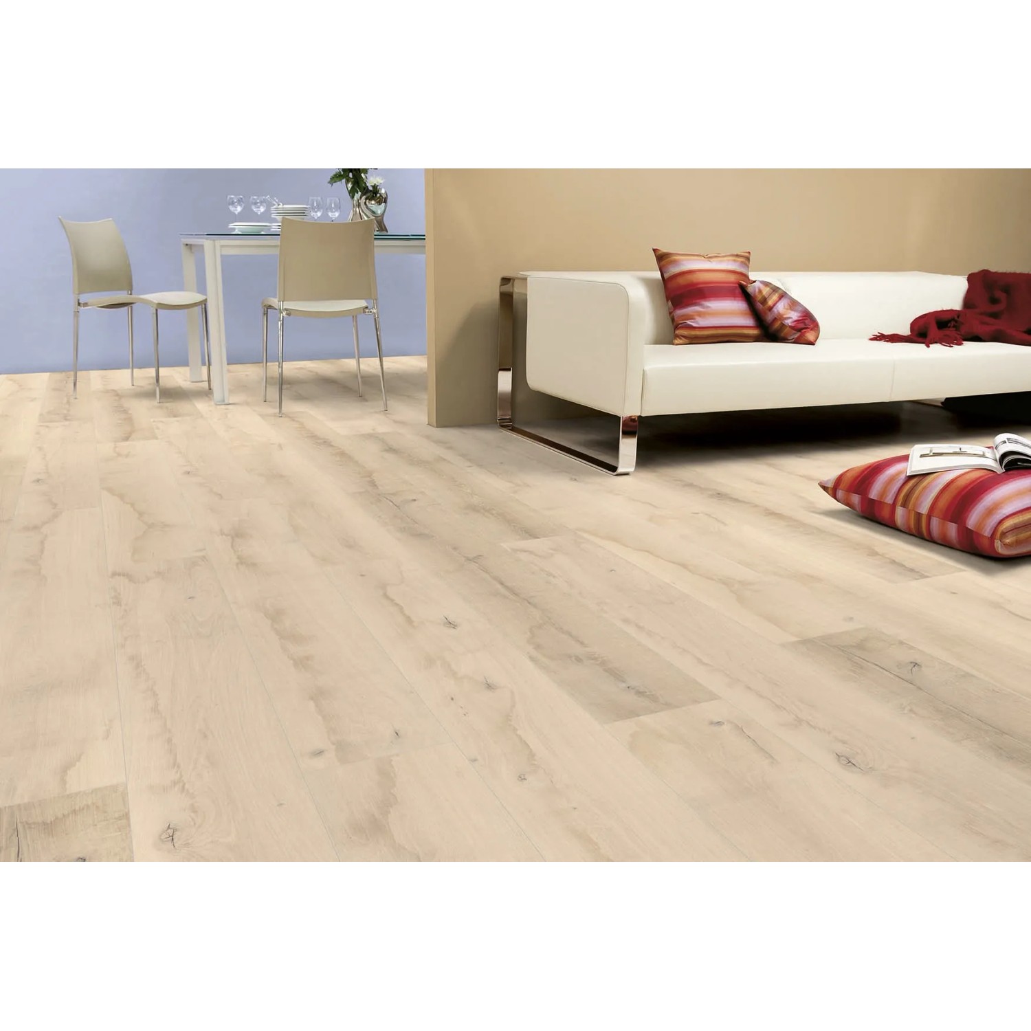 Heller Masterfloor Laminatboden Native Oak im Wohnraum mit Sofa und Esstisch.