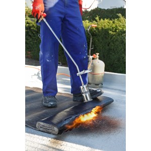 Rothenberger RoMaxi Anwärmbrennerset beim Verschweißen von Bitumenbahnen. Lötgerät mit Propangasflasche.