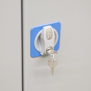 Detailaufnahme: Schloss mit Schlüssel des Güde Werkzeugschranks, grau-blau.