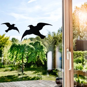 Windhager Vogel-Silhouetten, 3 schwarze Aufkleber auf einer Fensterscheibe im Garten.
