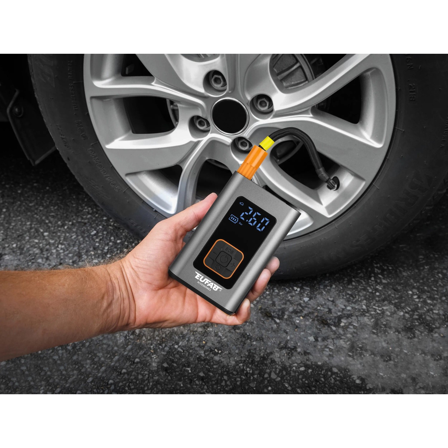 Eufab Mini-Kompressor Aufladbar in Verwendung am Reifen, digitale Anzeige.