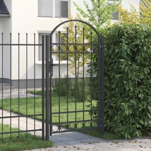 Graues Gartentor aus pulverbeschichtetem Stahl mit Bogen, Zierkreisen und Spitzen, im Garten installiert.