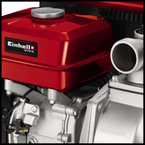 Detailaufnahme: Rote Einhell GE-PW 46 Benzin-Wasserpumpe mit silbernen Anschlüssen.