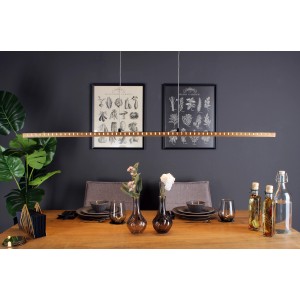 Lange, dimmbare LED-Pendelleuchte Solaris in Schwarz und Holz (120x120cm) über Esstisch.