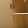 Nahaufnahme gedämpfter Scharniere und verstellbarer Einlegeböden im Schuhschrank in Naturholzoptik.