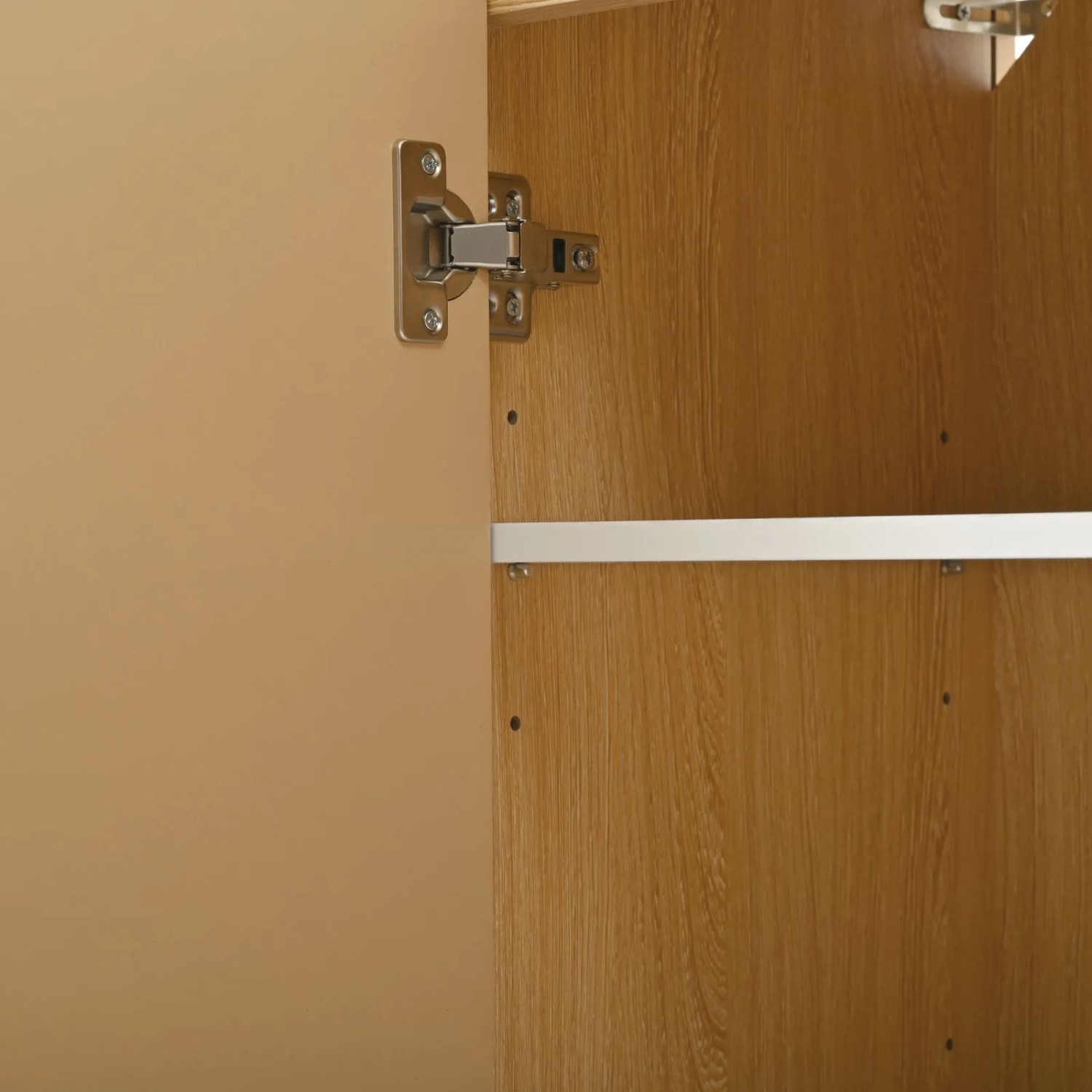 Nahaufnahme gedämpfter Scharniere und verstellbarer Einlegeböden im Schuhschrank in Naturholzoptik.