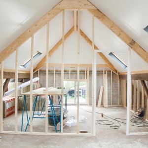 Holzkonstruktion im Dachgeschoss mit Fichte/Tanne Holzlatten 24x48x4000 mm.