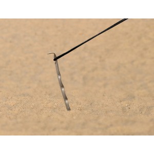 Calima Zelthering, 22,5 cm, verzinkt, im Sandboden mit Öse und Seil.