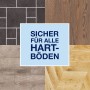 Bona Reinigungs-Pad für alle Hartböden, verschiedene Bodenbeläge im Hintergrund.