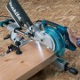 Makita LS0815FLN Kapp- und Gehrungssäge in Aktion beim Holzzuschnitt.