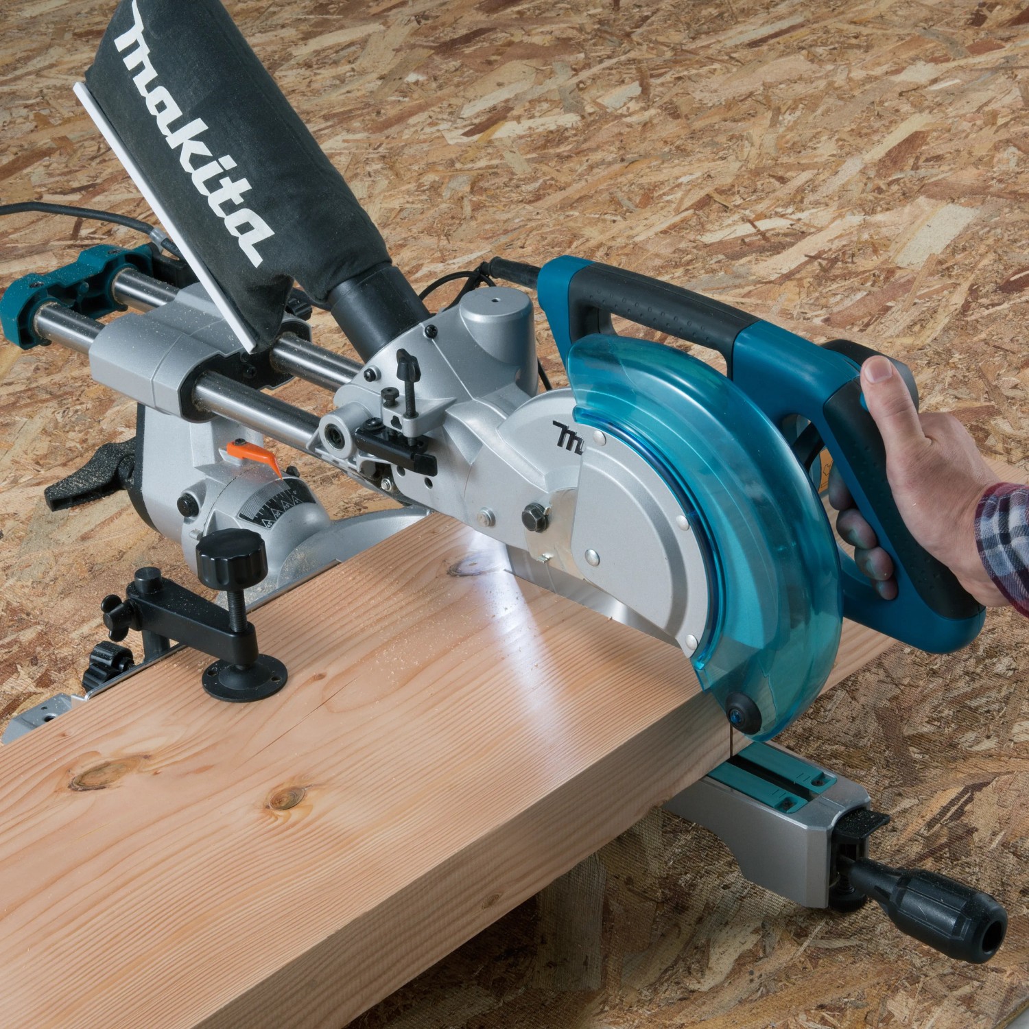 Makita LS0815FLN Kapp- und Gehrungssäge in Aktion beim Holzzuschnitt.