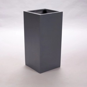 Anthrazit-metallicfarbener, rechteckiger Pflanzkübel Säule (30x30x60cm) aus Fiberglas.