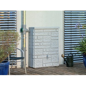 Arves Regentonne Maurano 300 l in Granit-Optik mit Wasserhahn vor Hauswand.