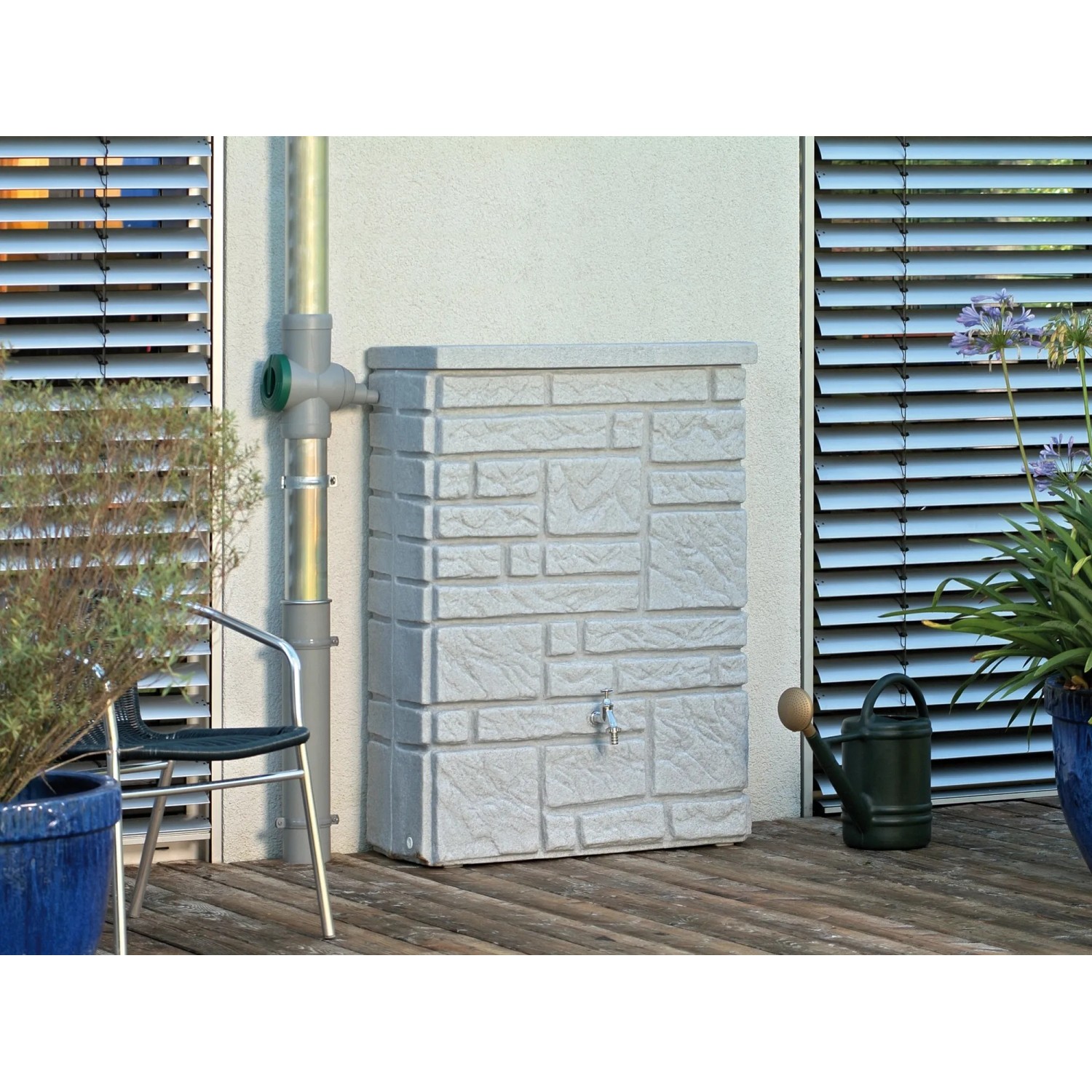 Arves Regentonne Maurano 300 l in Granit-Optik mit Wasserhahn vor Hauswand.