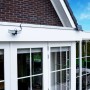 LED-Solar-Außenleuchte Botshabelo mit Sensor an Hauswand montiert.