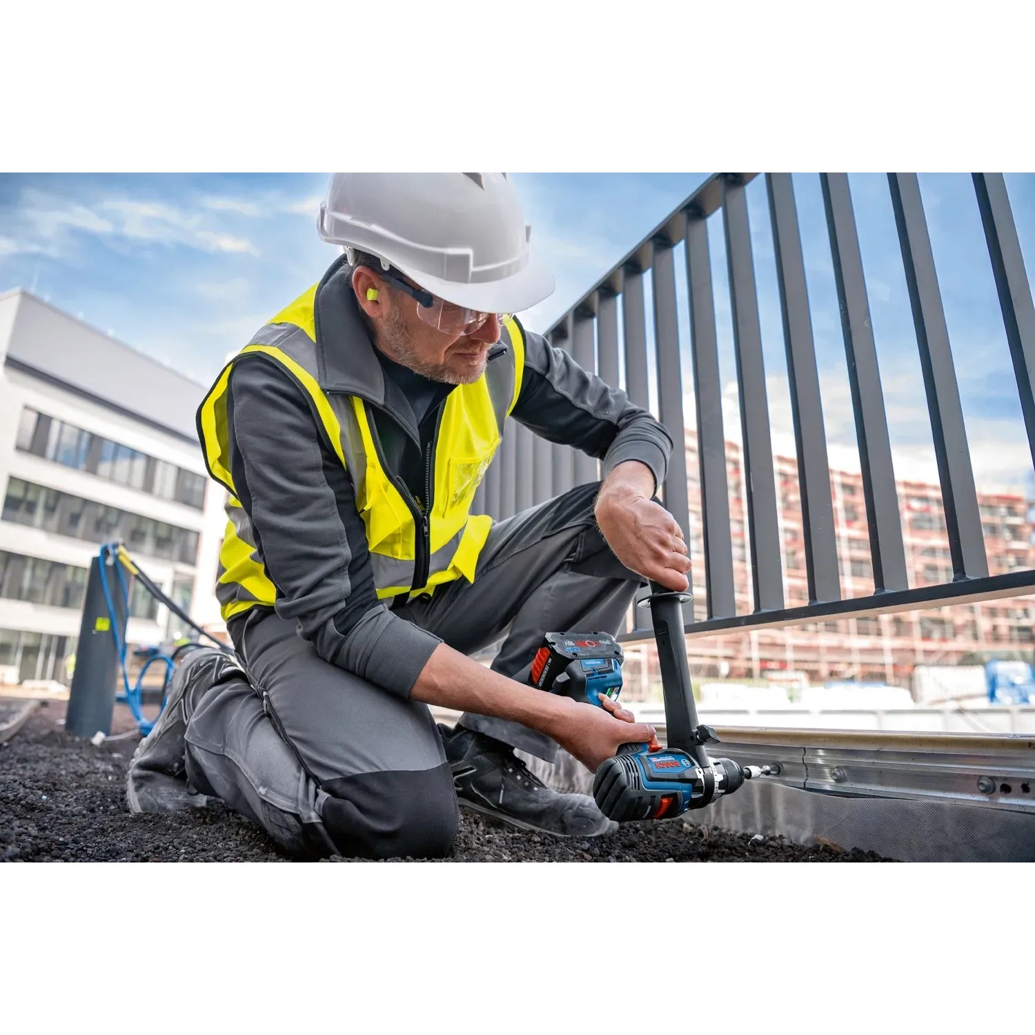 Bosch Professional Akku-Bohrschrauber GSR 18V-150 C im Einsatz beim Schrauben.