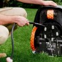 Reinigung des Segway Navimow i206E AWD Mähroboters mit Wasserschlauch auf Rasen.