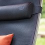 Detailaufnahme: Dunkelblaue Siena Garden Campingliege Premium XL mit Kopfkissen und orangefarbenem Kissen.