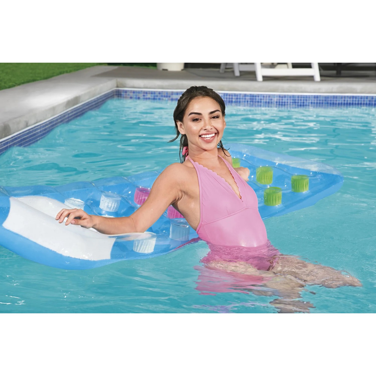 Frau auf Bestway Luftmatratze (177x63x16 cm) im Pool. Luftmatratze mit Fenster und Getränkehalter.