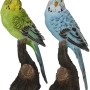 Deko-Figur: Zwei Wellensittiche (grün, blau) auf Baumstumpf, 18 cm, Gartendekoration.