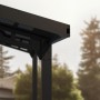 Detailansicht: Schwarzer Palram Canopia Carport Sydney Wave mit Aluminiumrahmen.