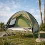 Grünes Campingzelt Set für 2 Personen mit Feldbett und Luftmatratze auf Gras. Erhöhter Schlafkomfort für Outdoor.