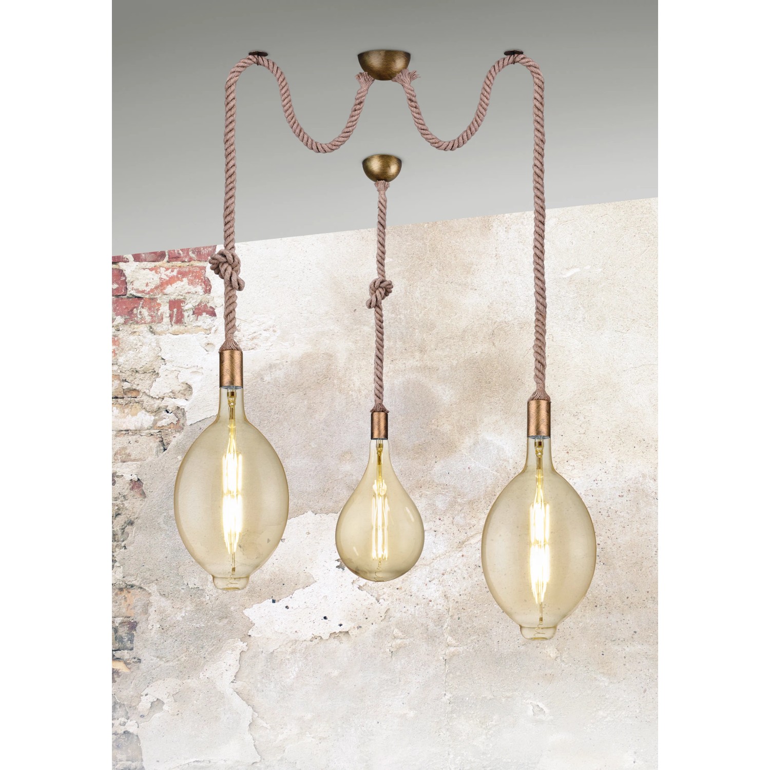 Retro Trio Pendelleuchte mit Seilaufhängung und altmessingfarbenen Akzenten. 150 cm lange Hängelampe.