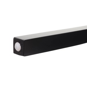 Detailaufnahme: Dunkles Bein mit weißem Bodenschoner des MCW Esszimmerstuhls Crotone.