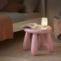 Rosa Kindersitzhocker aus Kunststoff, kippsicher, mit Buch und Lampe im Kinderzimmer. Robust & stabil für Kinder.
