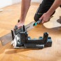 Wolfcraft Japansäge 330 mm im Einsatz mit Schmiege und Gehrungsschneidlade beim Sägen einer Fußleiste.