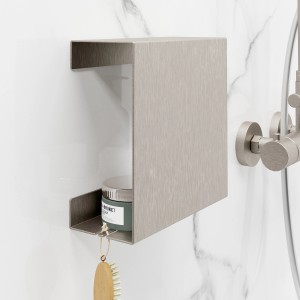 Schulte Duschablage in Edelstahloptik (Größe L) mit Pflegeprodukten an weißer Wand.