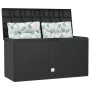 Anthrazitfarbene furnicato Gartenbox (114x47x60 cm) mit geöffnetem Deckel und zwei Kissen mit Blattmuster.