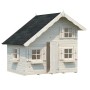 Palmako Spielhaus Tom aus Fichtenholz, naturbelassen mit schwarzem Dach und Sprossenfenstern.