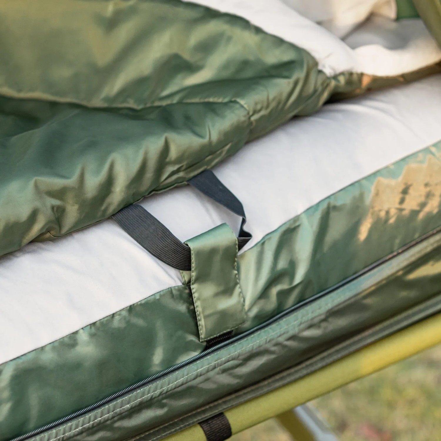 Detailaufnahme: Grünes 4in1-Feldbett-Zelt mit Schlafsack und Matratze für Camping.