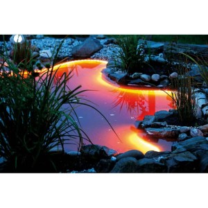 Heissner Unterwasser RGB LED Band im Teich, leuchtend rot. Teichdeko mit stimmungsvoller Beleuchtung.