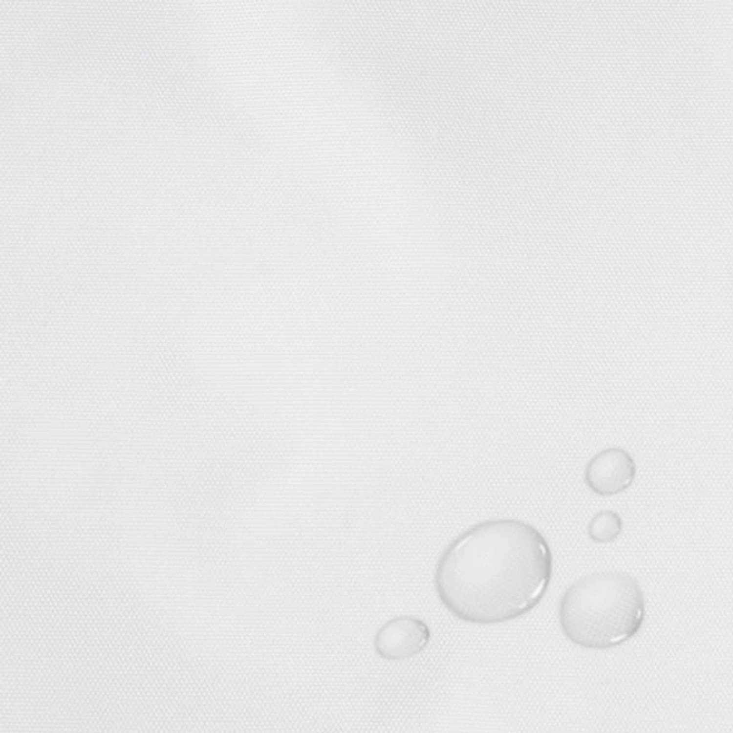 Detailaufnahme: Wasserabweisendes, weißes Karat Sonnensegel mit Wassertropfen.
