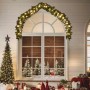 Grüne Weihnachtsgirlande mit warmweißen LED-Leuchten, festlich über einem Fenster drapiert. 5 m lang, ideal für Dekoration.