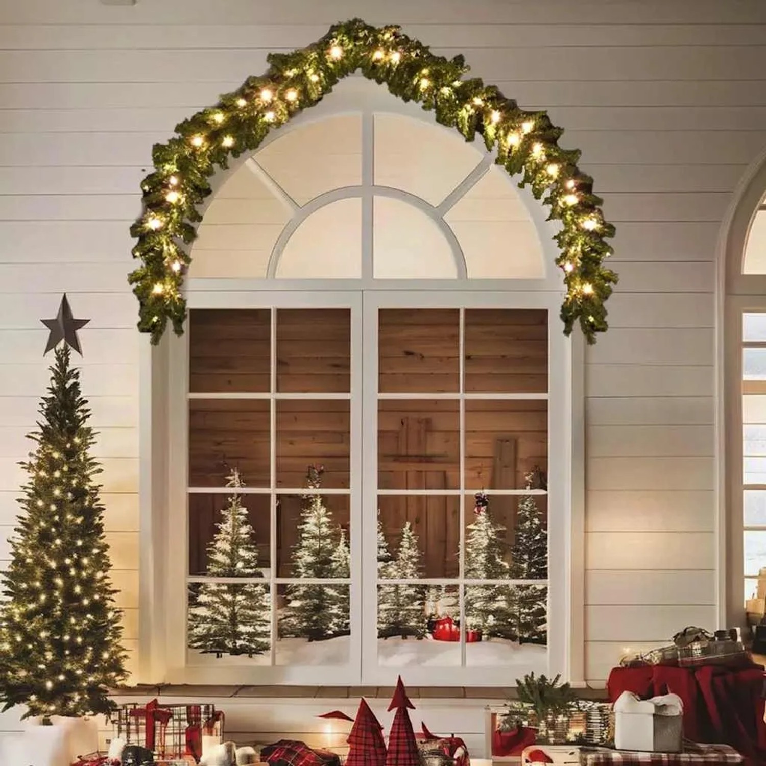 Grüne Weihnachtsgirlande mit warmweißen LED-Leuchten, festlich über einem Fenster drapiert. 5 m lang, ideal für Dekoration.