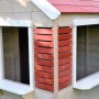 Wendi Toys Kinderspielhaus Krokodil mit roten Fensterläden und Veranda.