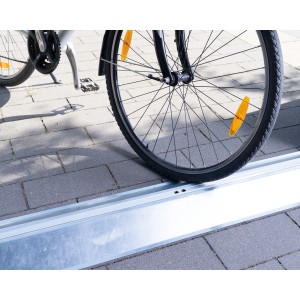 Hörmann Bodenschwellenrampe innen mit Fahrrad zur Überwindung von Türschwellen.