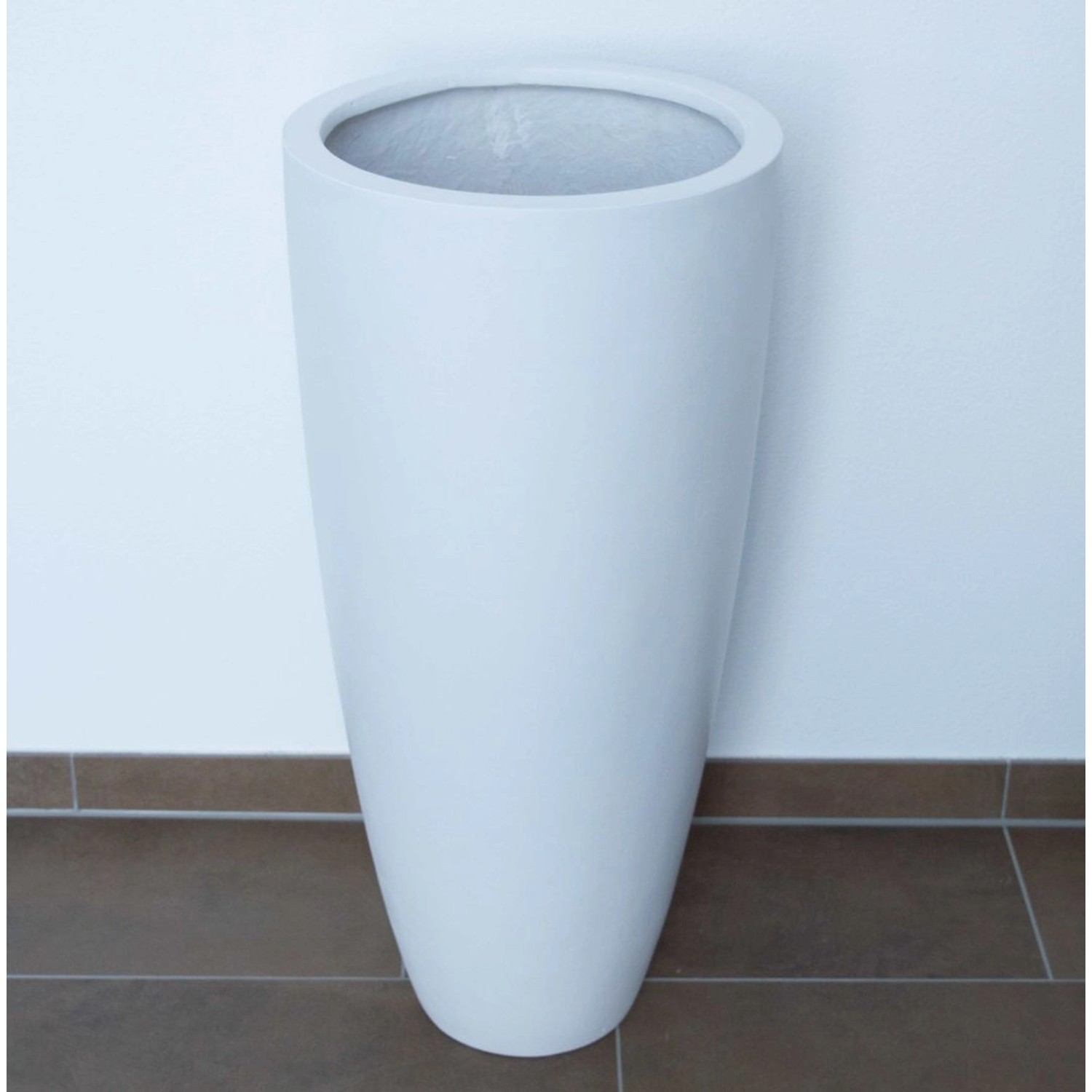 Hoher, konischer Pflanzkübel aus Fiberglas in Perlmutt-Weiß (46x100cm) für Innen und Außen.