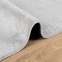 Nahaufnahme des grauen vidaXL OVIEDO Kurzflor Teppichs auf Holzfußboden, zeigt weiche Textur und Kante.