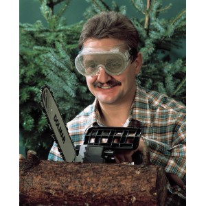 Mann mit LUX Schutzbrille mit Drahtgewebe beim Sägen von Holz.