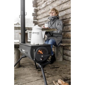 Petromax Loki2 Zeltofen mit Kochstelle und weißem Wasserkessel im Camp.