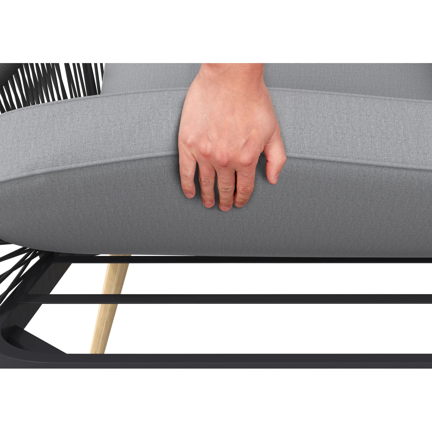 Detailaufnahme der Polsterung des Lounge-Sets Edna, anthrazitfarbenes Stahlgestell mit Seilbespannung.