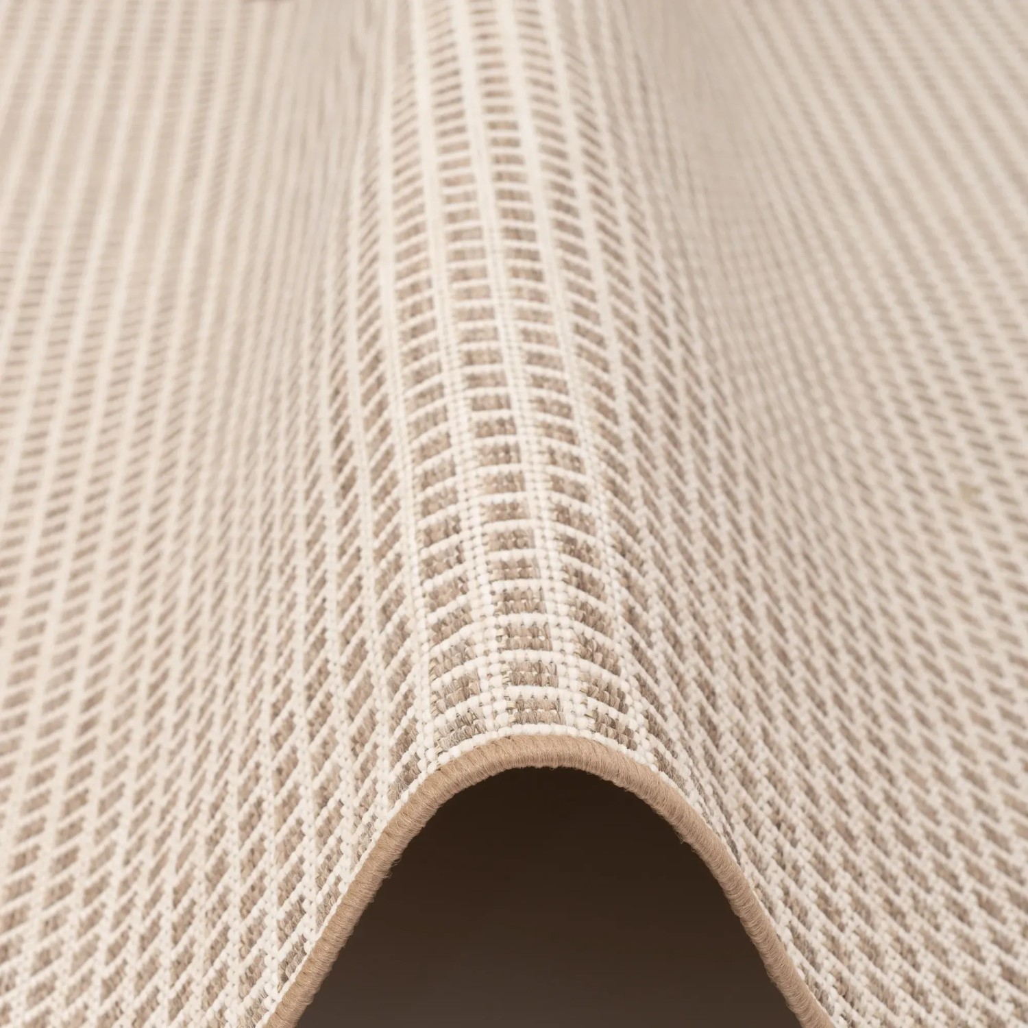 Detailaufnahme: Snapstyle In & Outdoor Teppich Oslo, beige-creme kariert. Flachgewebe für Innen- und Außenbereich.