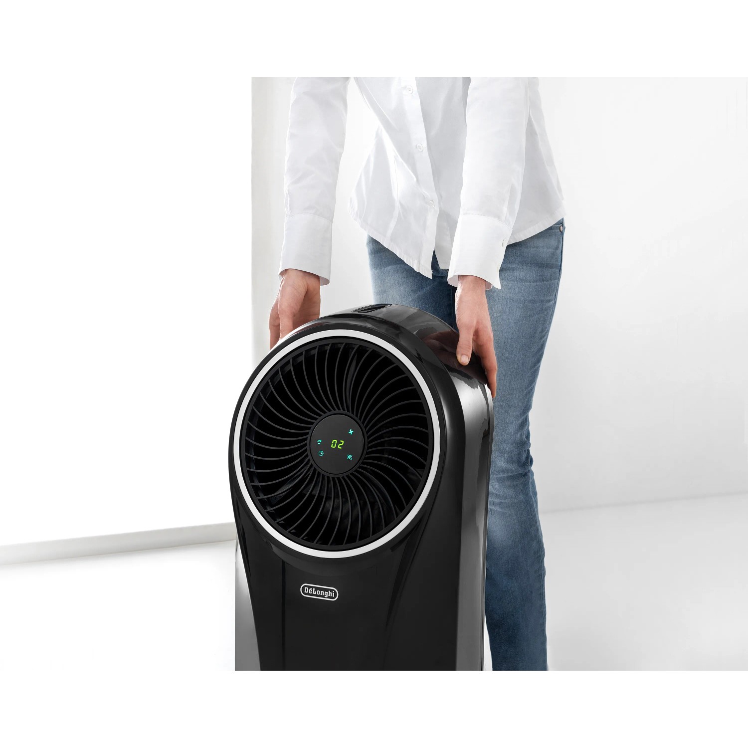Schwarzer DeLonghi Ventilatorkühler EV250 mit Ionisator wird getragen.