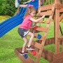 Kind klettert auf Spielturm Northbrook mit Rutsche und Kletterwand aus Zedernholz.