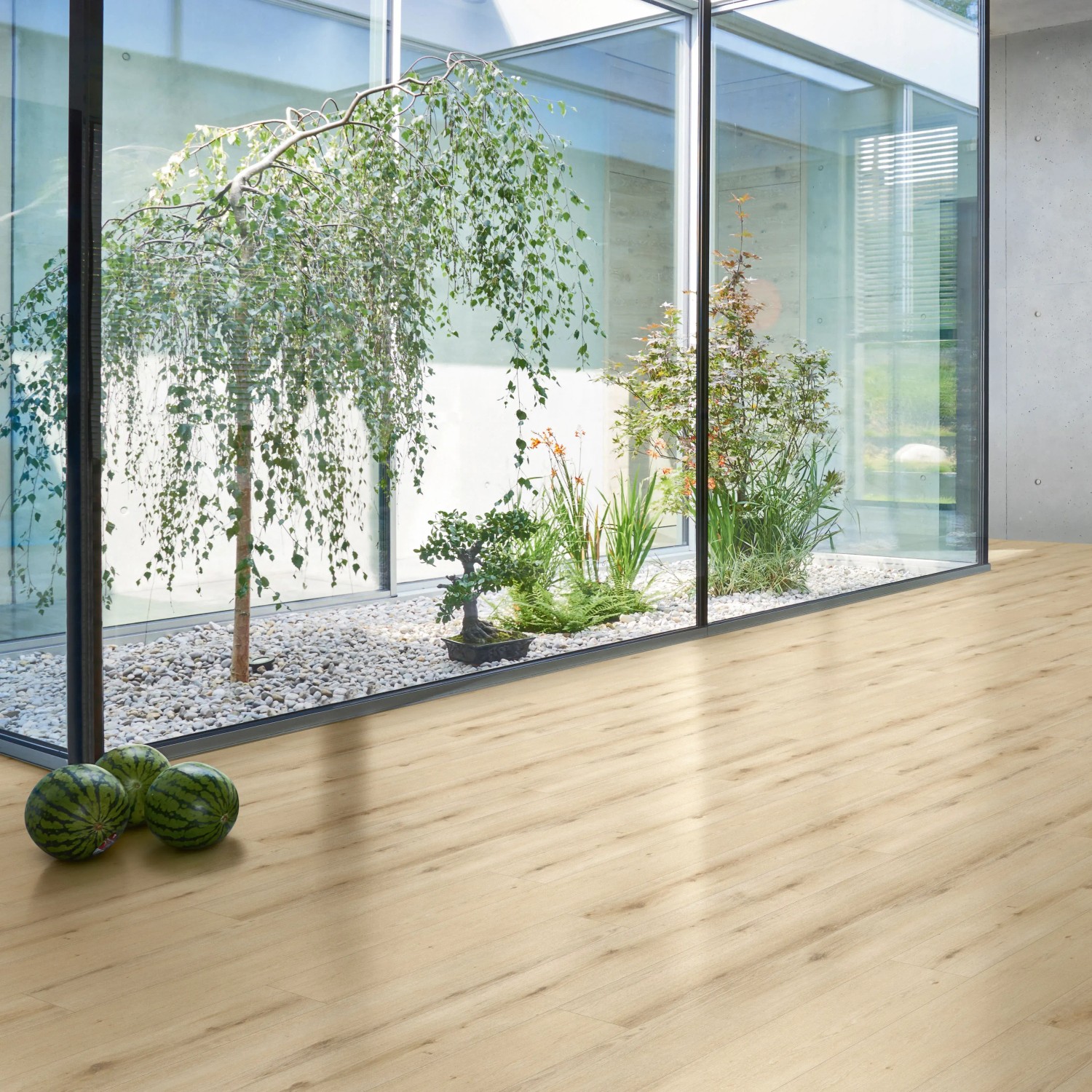 Parador Designboden Modular One Eiche Urban Hell gekälkt im modernen Raum mit Glaselementen.